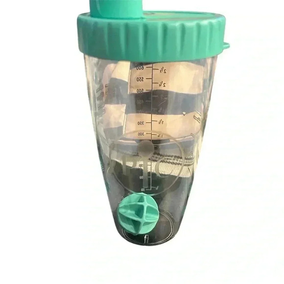 NWOT Pampered Chef Pancake Shaker Bottle - Picture 1 of 3